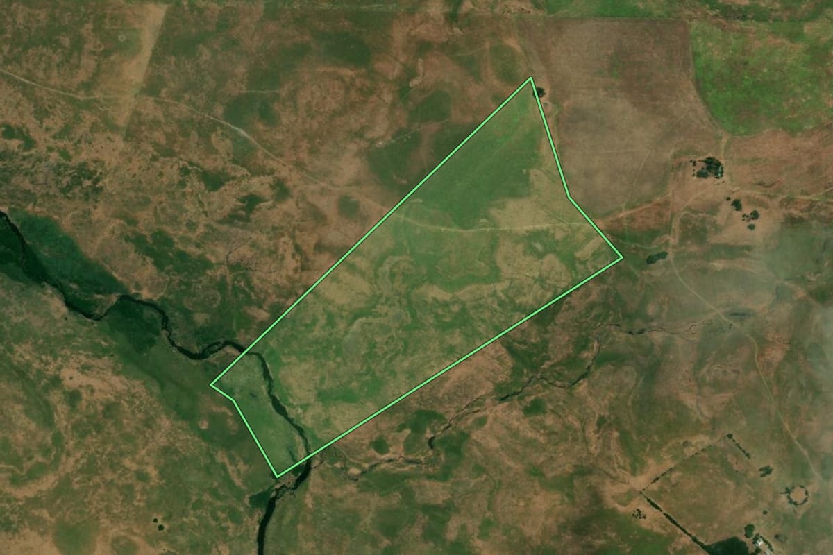 Imagem de satélite do imóvel rural em Uruguaiana (RS), com o contorno declarado no CAR desenhado por cima.