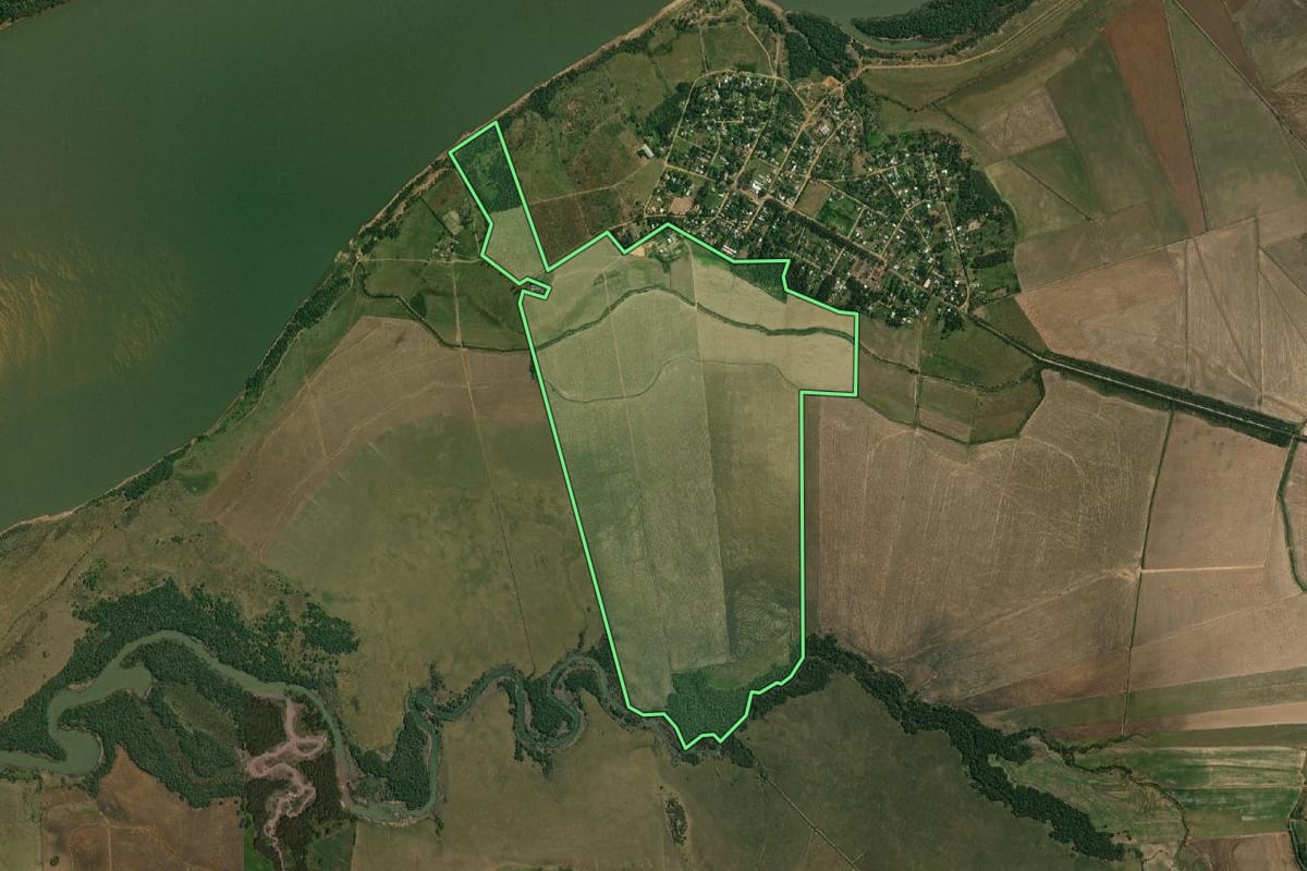 Imagem de satélite do imóvel rural em Uruguaiana (RS), com o contorno declarado no CAR desenhado por cima.