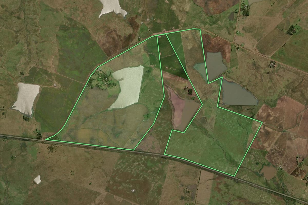 Imagem de satélite do imóvel rural em Uruguaiana (RS), com o contorno declarado no CAR desenhado por cima.