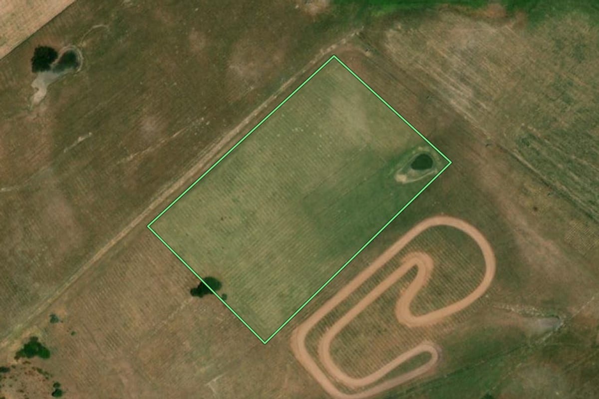 Imagem de satélite do imóvel rural em Uruguaiana (RS), com o contorno declarado no CAR desenhado por cima.