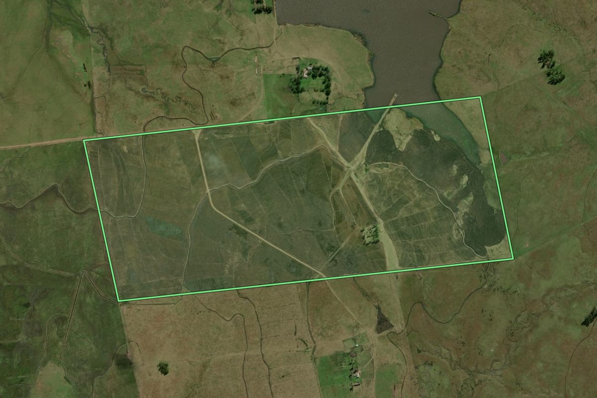 Imagem de satélite do imóvel rural em Uruguaiana (RS), com o contorno declarado no CAR desenhado por cima.