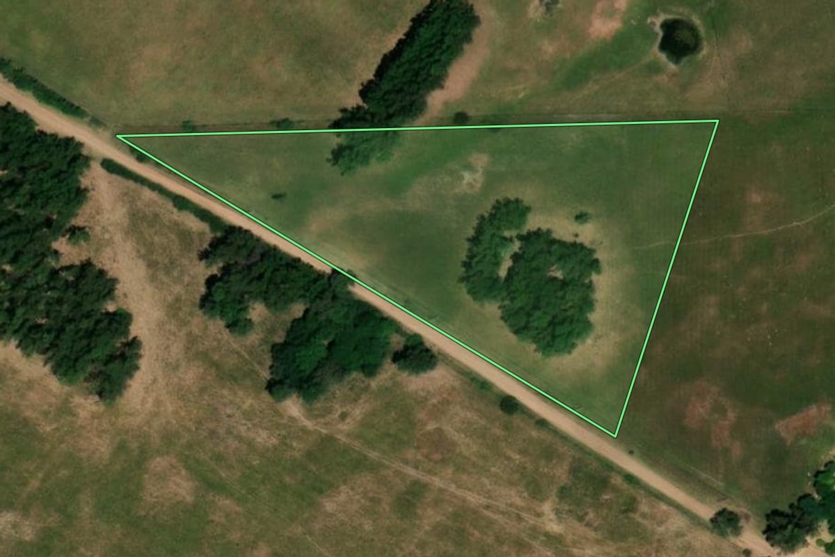 Imagem de satélite do imóvel rural em Uruguaiana (RS), com o contorno declarado no CAR desenhado por cima.