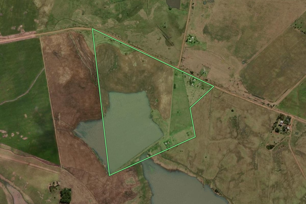 Imagem de satélite do imóvel rural em Uruguaiana (RS), com o contorno declarado no CAR desenhado por cima.