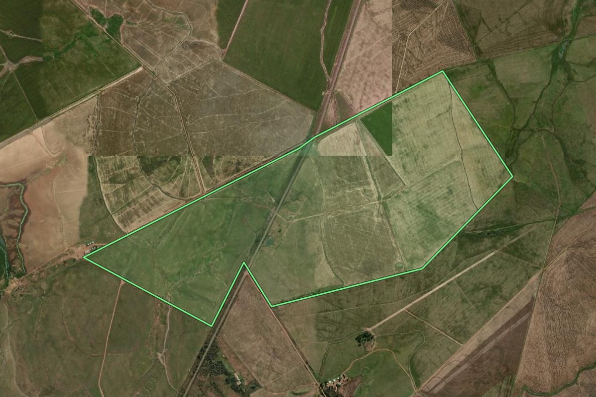 Imagem de satélite do imóvel rural em Uruguaiana (RS), com o contorno declarado no CAR desenhado por cima.
