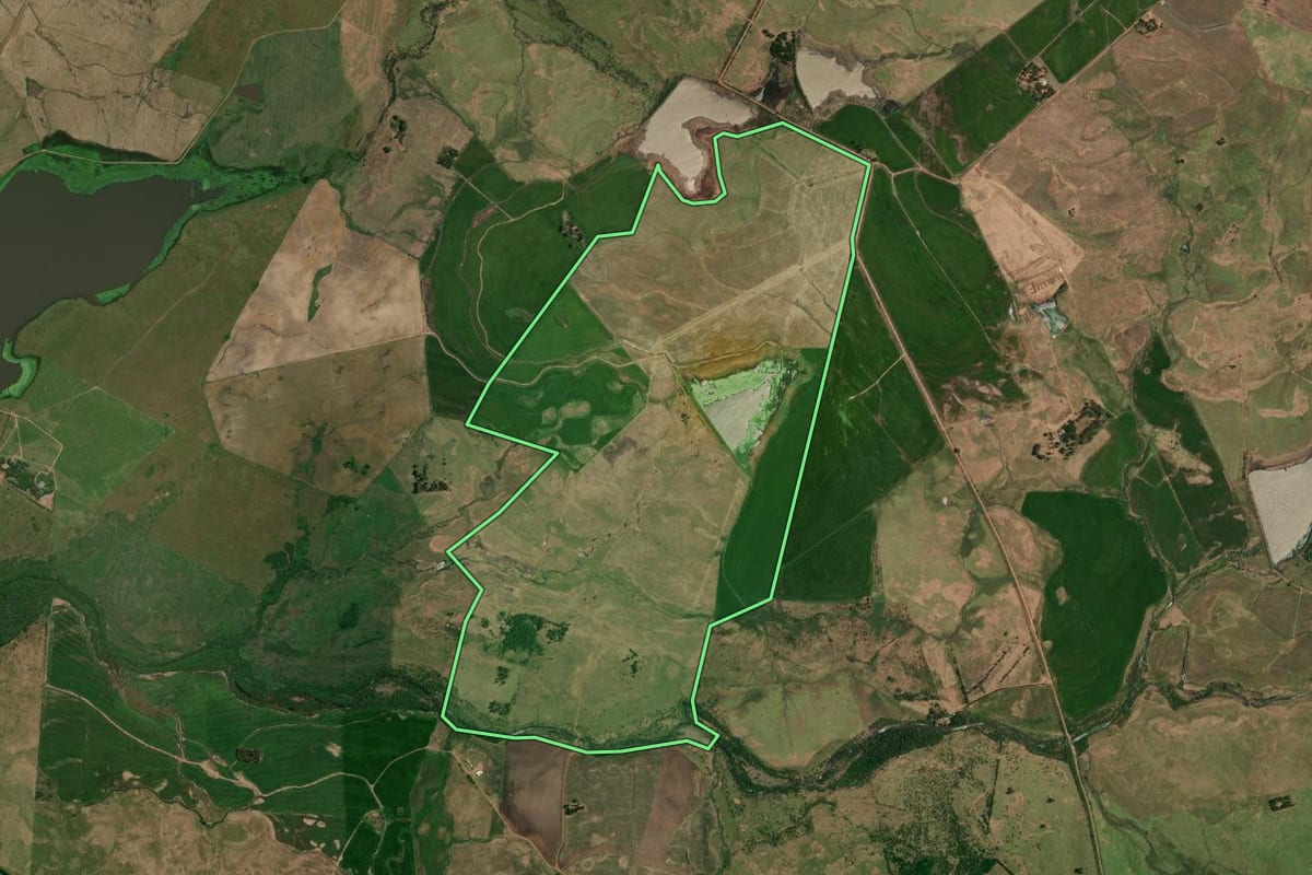 Imagem de satélite do imóvel rural em Uruguaiana (RS), com o contorno declarado no CAR desenhado por cima.