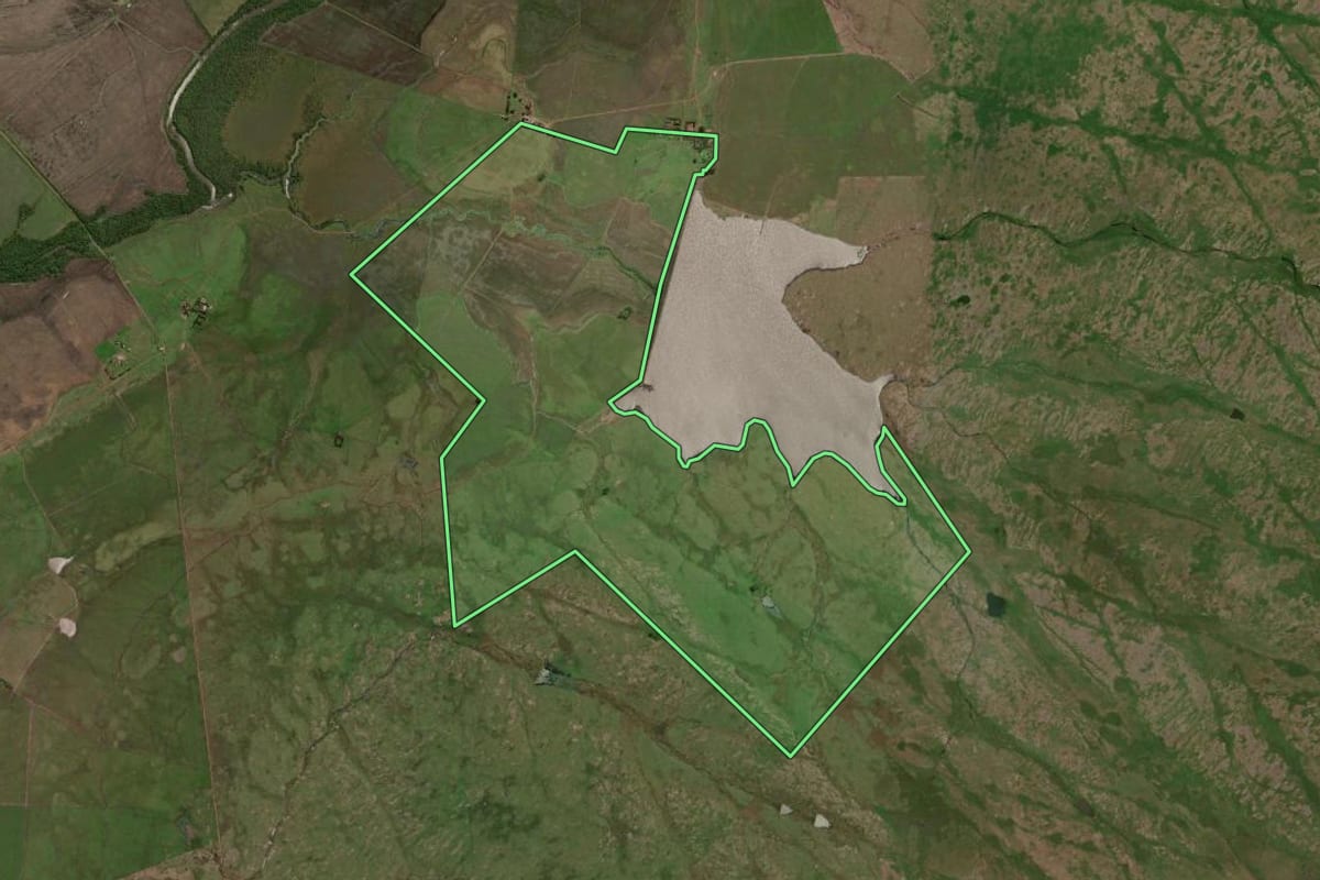 Imagem de satélite do imóvel rural em Uruguaiana (RS), com o contorno declarado no CAR desenhado por cima.