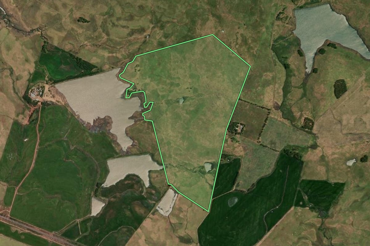 Imagem de satélite do imóvel rural em Uruguaiana (RS), com o contorno declarado no CAR desenhado por cima.