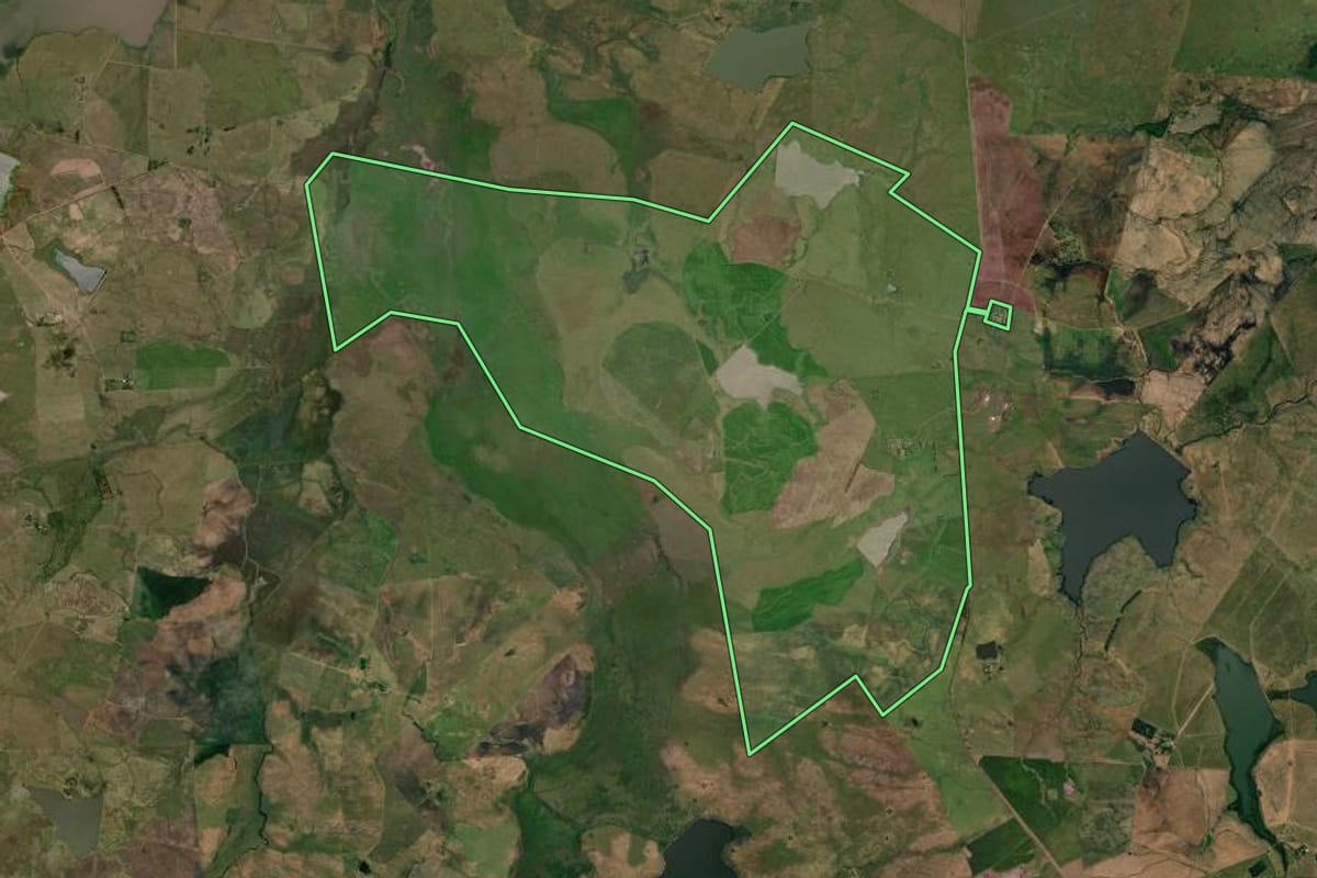 Imagem de satélite do imóvel rural em Uruguaiana (RS), com o contorno declarado no CAR desenhado por cima.