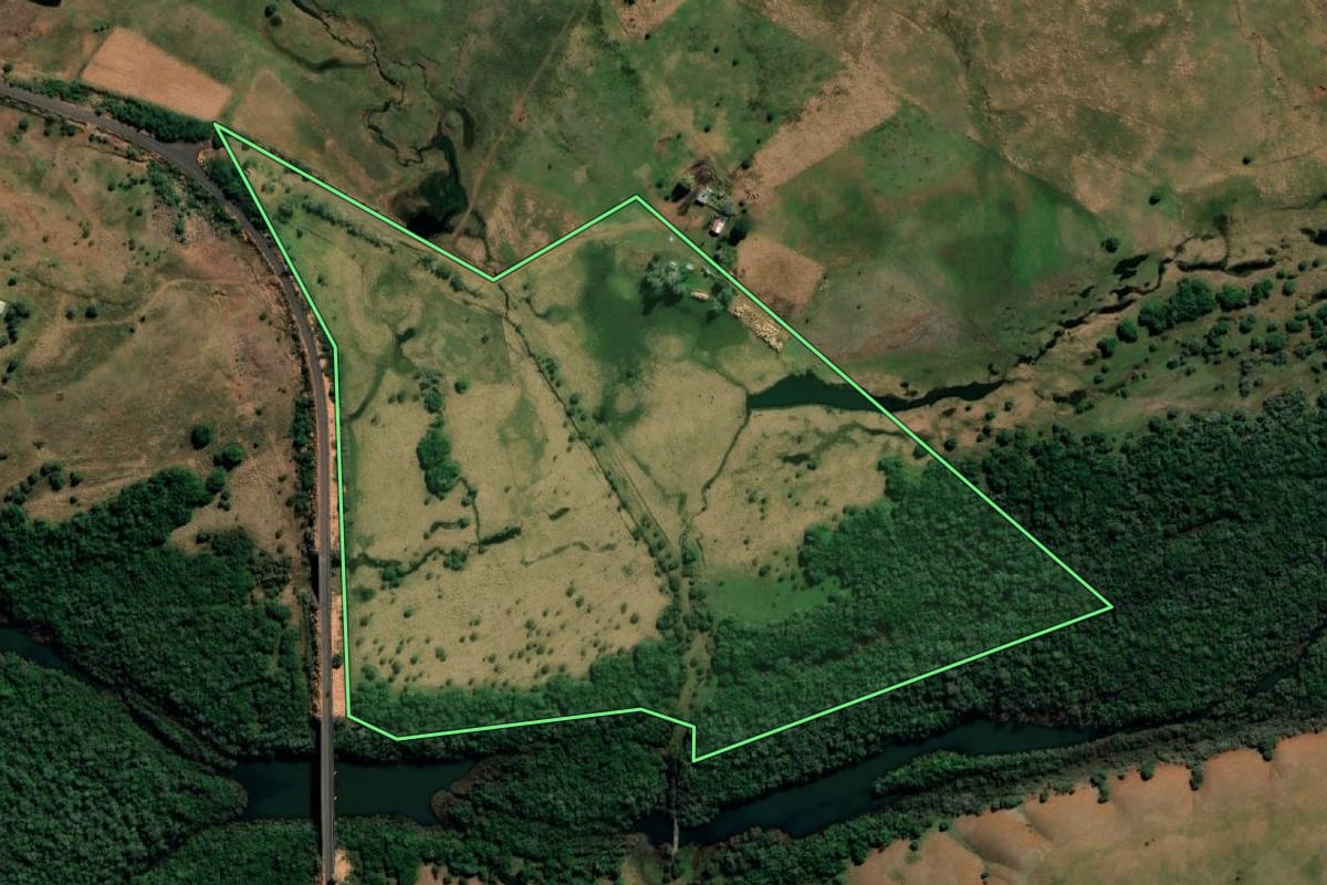 Imagem de satélite do imóvel rural em Uruguaiana (RS), com o contorno declarado no CAR desenhado por cima.