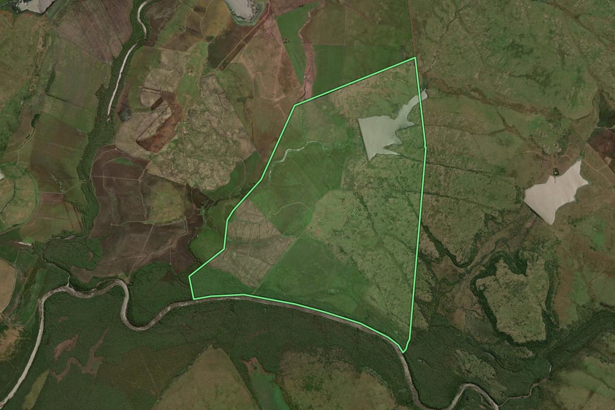 Imagem de satélite do imóvel rural em Uruguaiana (RS), com o contorno declarado no CAR desenhado por cima.