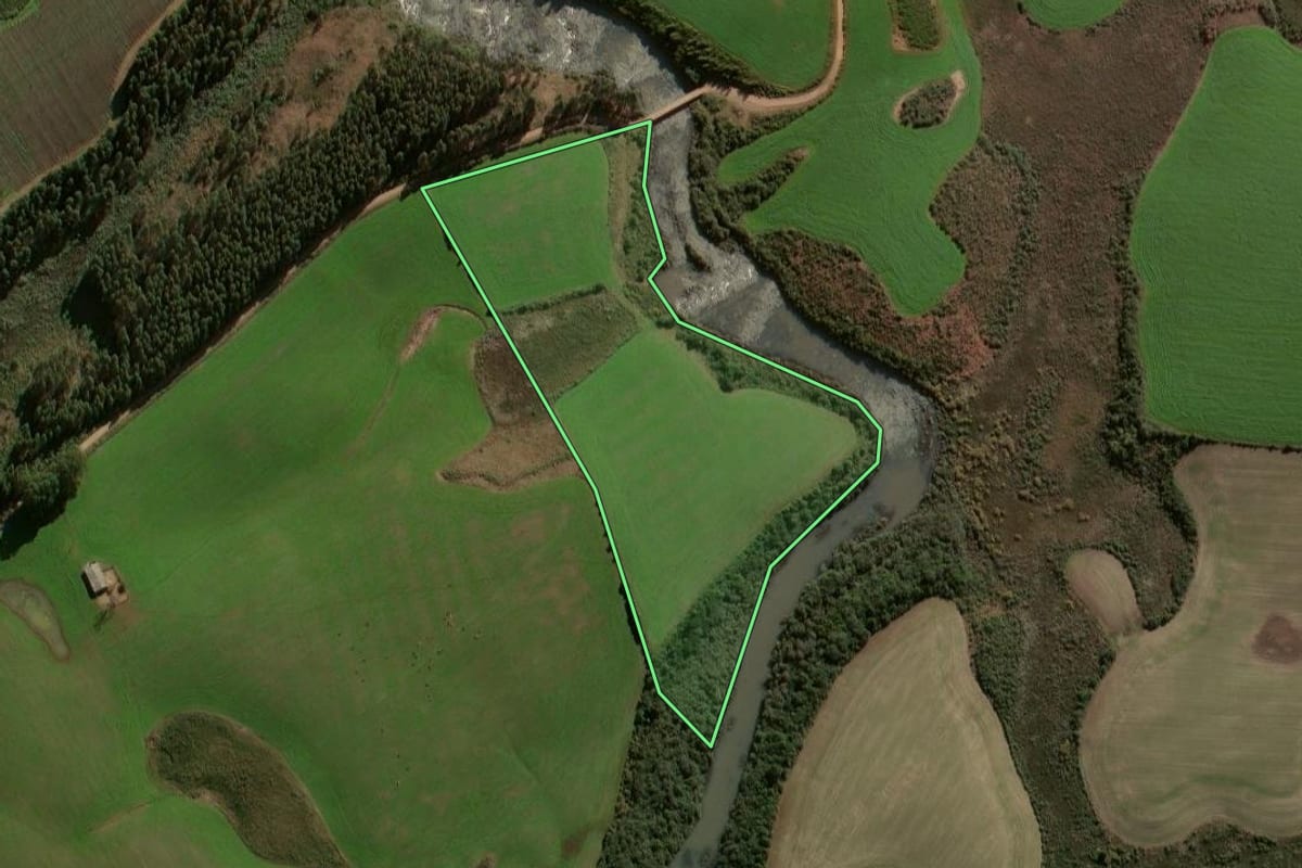 Imagem de satélite do imóvel rural em Vacaria (RS), com o contorno declarado no CAR desenhado por cima.