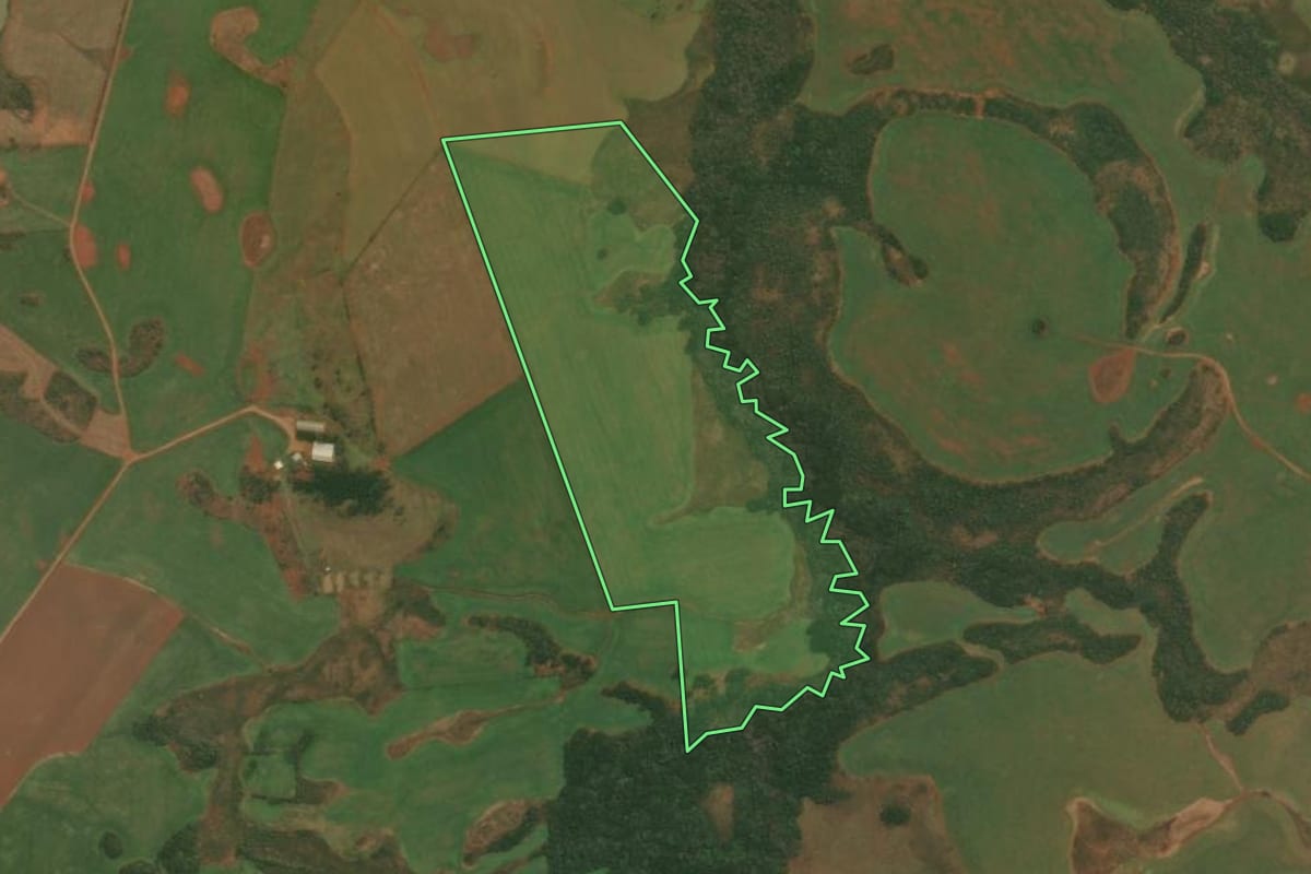 Imagem de satélite do imóvel rural em Vacaria (RS), com o contorno declarado no CAR desenhado por cima.