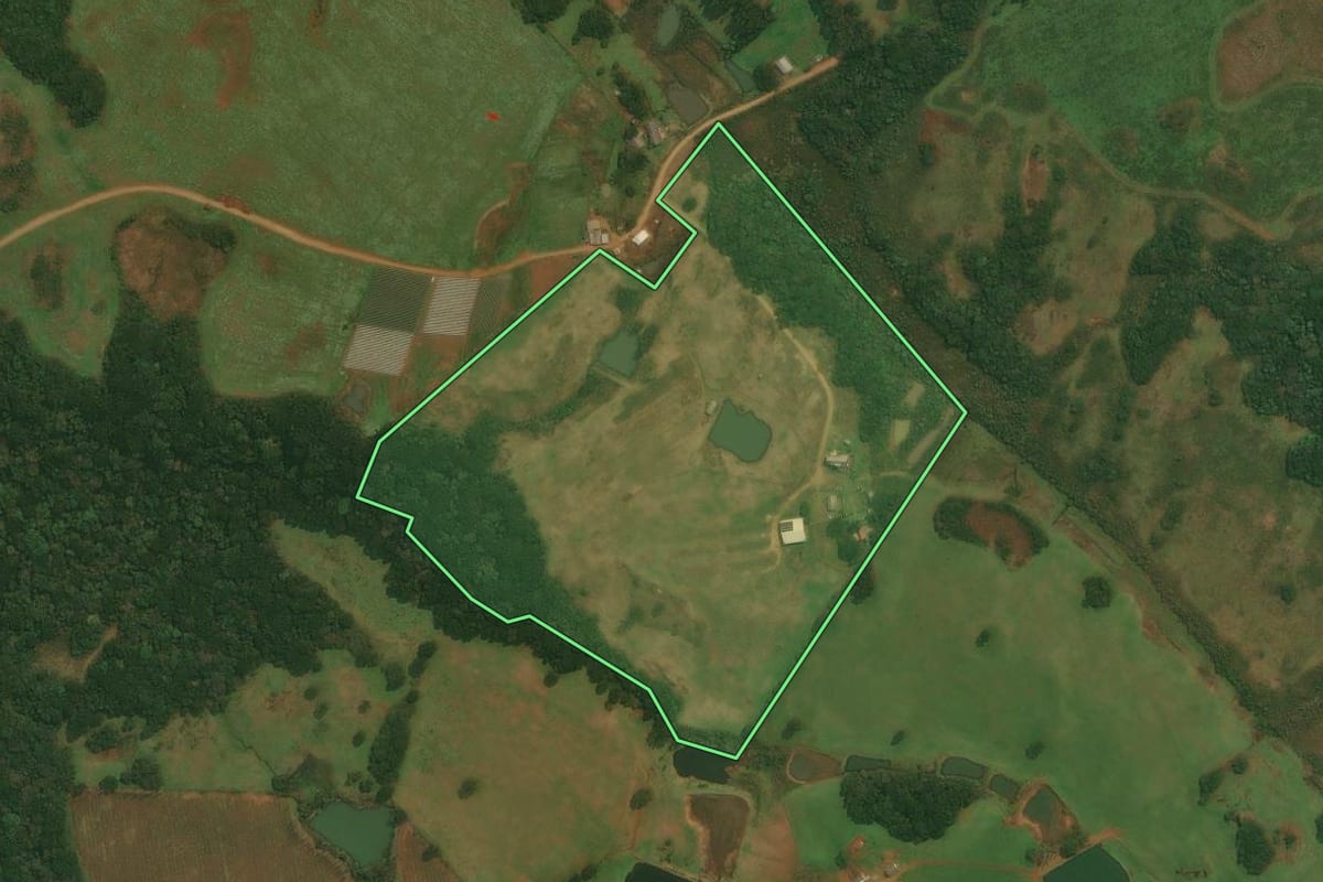 Imagem de satélite do imóvel rural em Vacaria (RS), com o contorno declarado no CAR desenhado por cima.