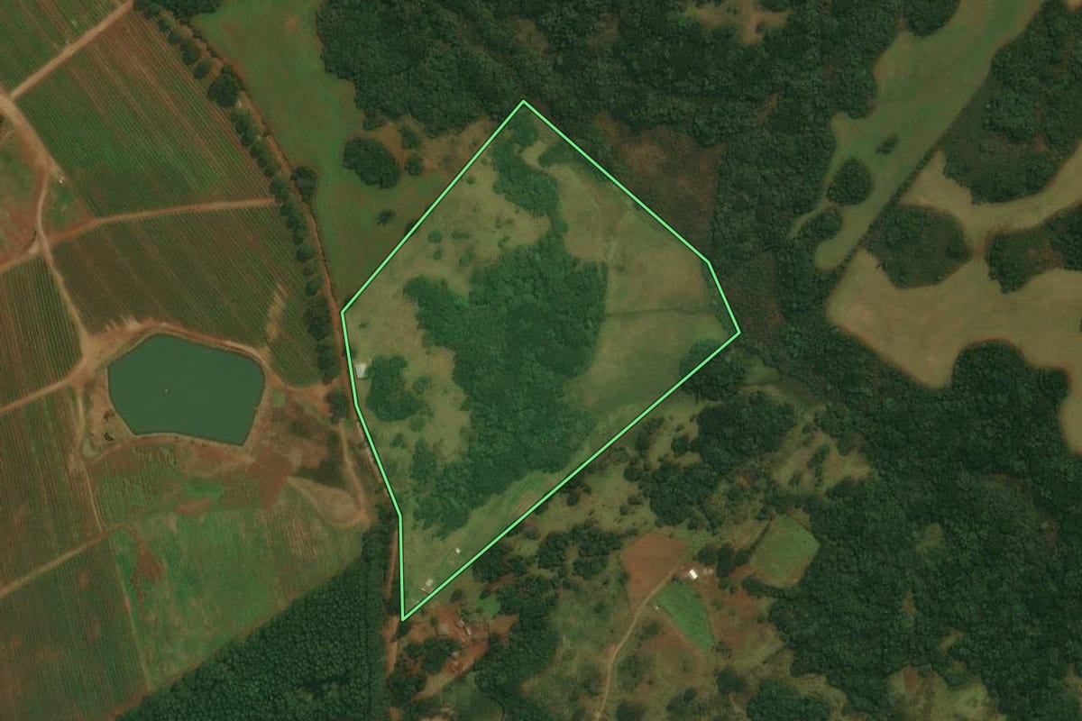 Imagem de satélite do imóvel rural em Vacaria (RS), com o contorno declarado no CAR desenhado por cima.