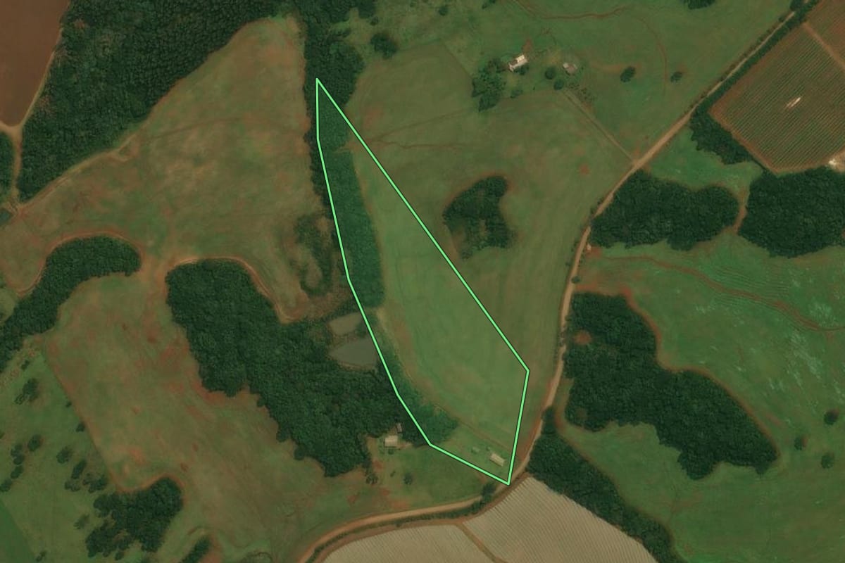 Imagem de satélite do imóvel rural em Vacaria (RS), com o contorno declarado no CAR desenhado por cima.