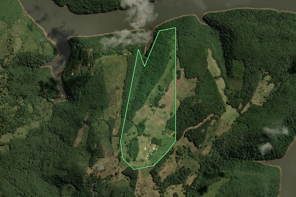 Imagem de satélite do imóvel rural em Vacaria (RS), com o contorno declarado no CAR desenhado por cima.