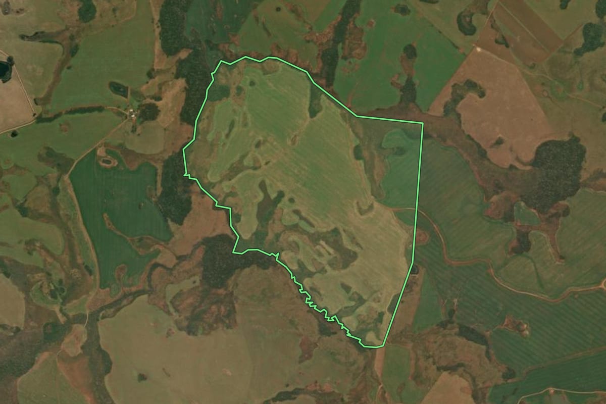 Imagem de satélite do imóvel rural em Vacaria (RS), com o contorno declarado no CAR desenhado por cima.