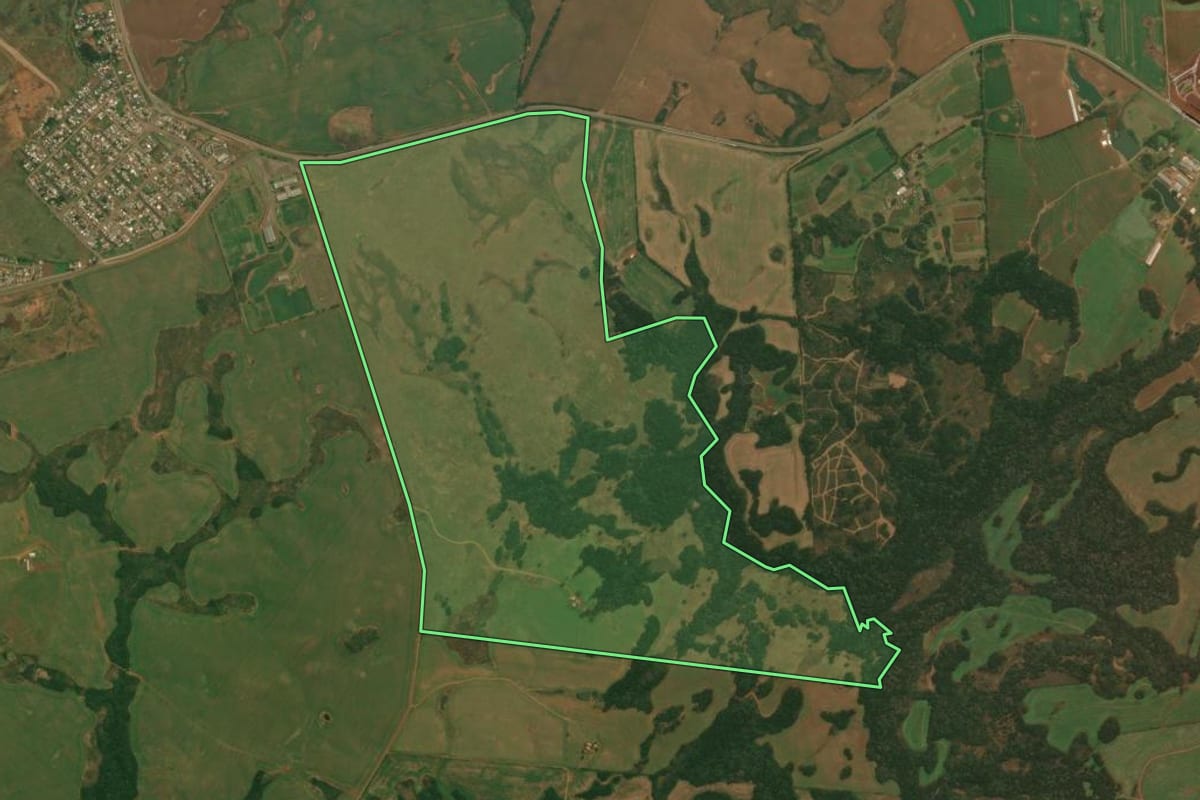 Imagem de satélite do imóvel rural em Vacaria (RS), com o contorno declarado no CAR desenhado por cima.