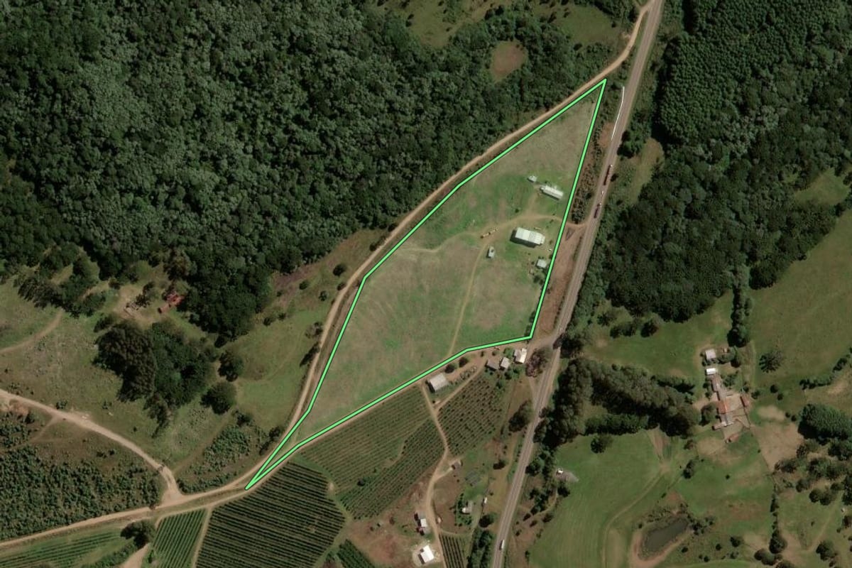 Imagem de satélite do imóvel rural em Vacaria (RS), com o contorno declarado no CAR desenhado por cima.