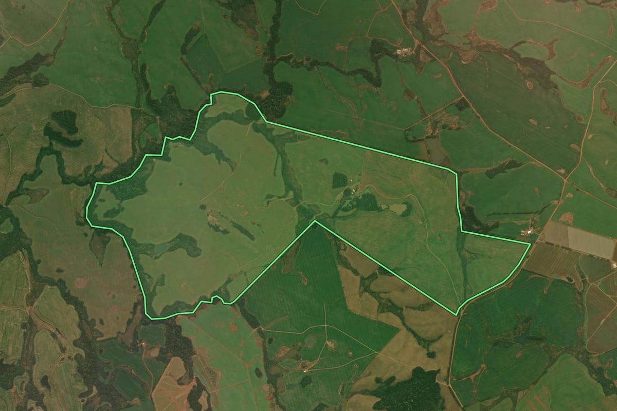 Imagem de satélite do imóvel rural em Vacaria (RS), com o contorno declarado no CAR desenhado por cima.