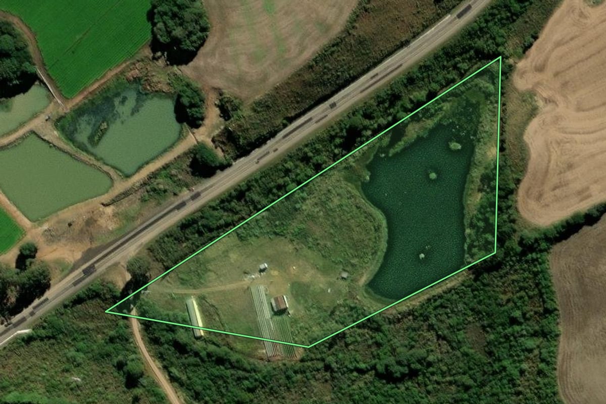 Imagem de satélite do imóvel rural em Vacaria (RS), com o contorno declarado no CAR desenhado por cima.