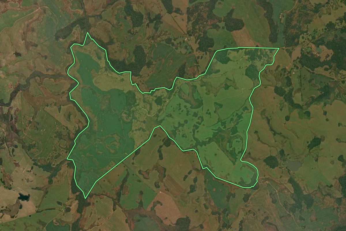 Imagem de satélite do imóvel rural em Vacaria (RS), com o contorno declarado no CAR desenhado por cima.