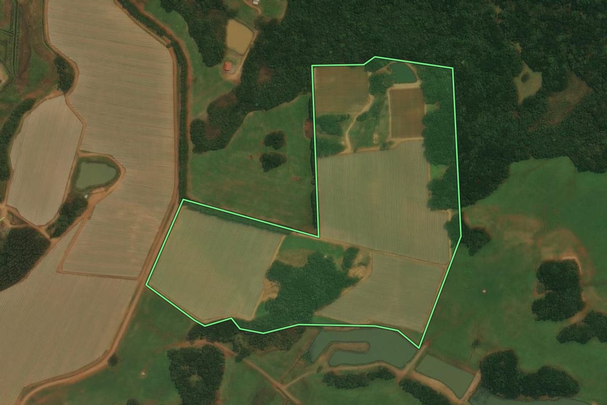 Imagem de satélite do imóvel rural em Vacaria (RS), com o contorno declarado no CAR desenhado por cima.