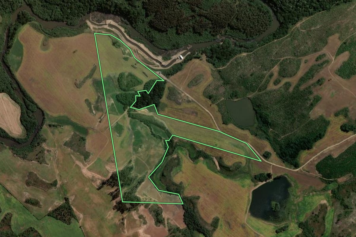 Imagem de satélite do imóvel rural em Vacaria (RS), com o contorno declarado no CAR desenhado por cima.