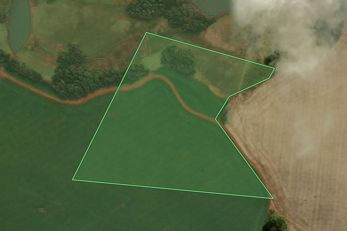 Imagem de satélite do imóvel rural em Vacaria (RS), com o contorno declarado no CAR desenhado por cima.