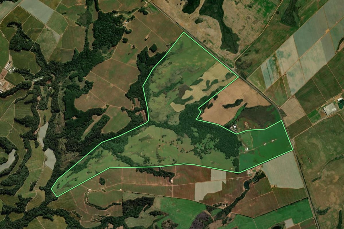 Imagem de satélite do imóvel rural em Vacaria (RS), com o contorno declarado no CAR desenhado por cima.