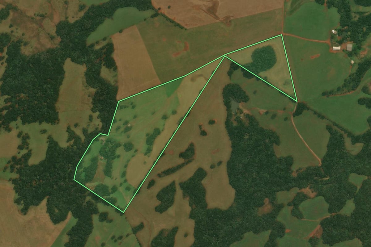 Imagem de satélite do imóvel rural em Vacaria (RS), com o contorno declarado no CAR desenhado por cima.