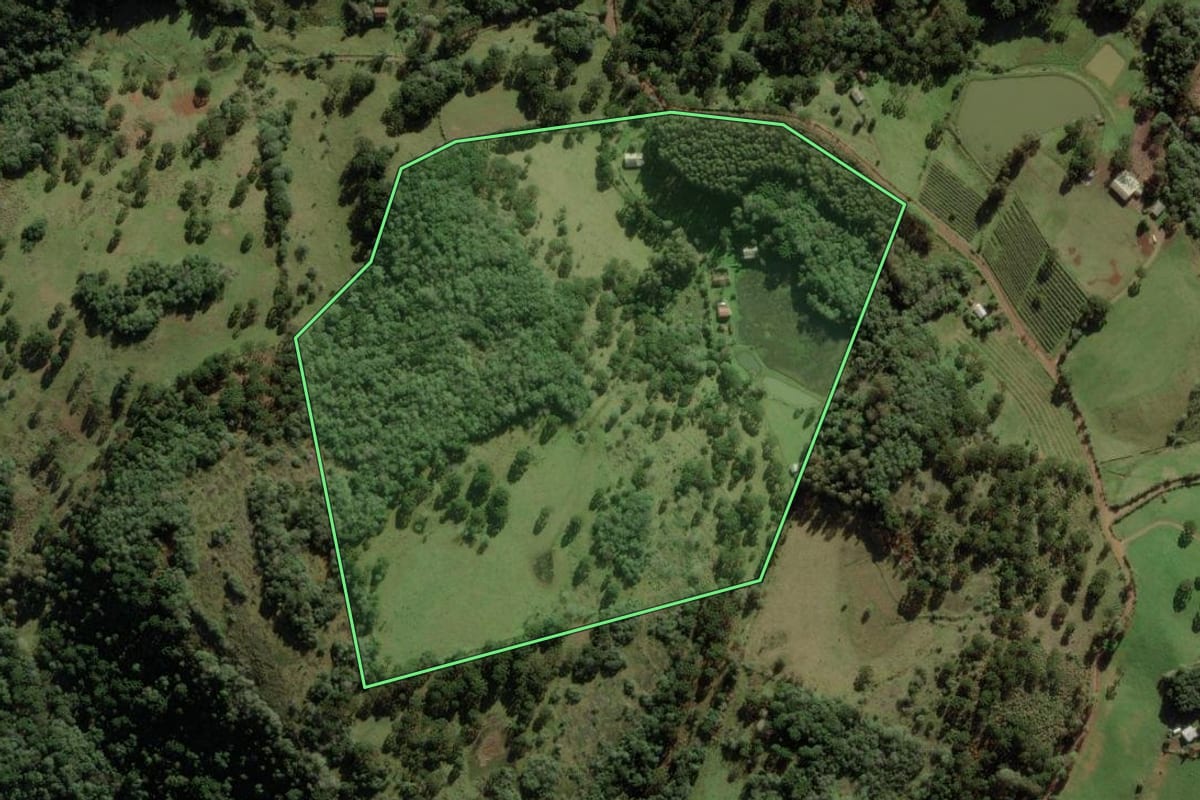 Imagem de satélite do imóvel rural em Vacaria (RS), com o contorno declarado no CAR desenhado por cima.