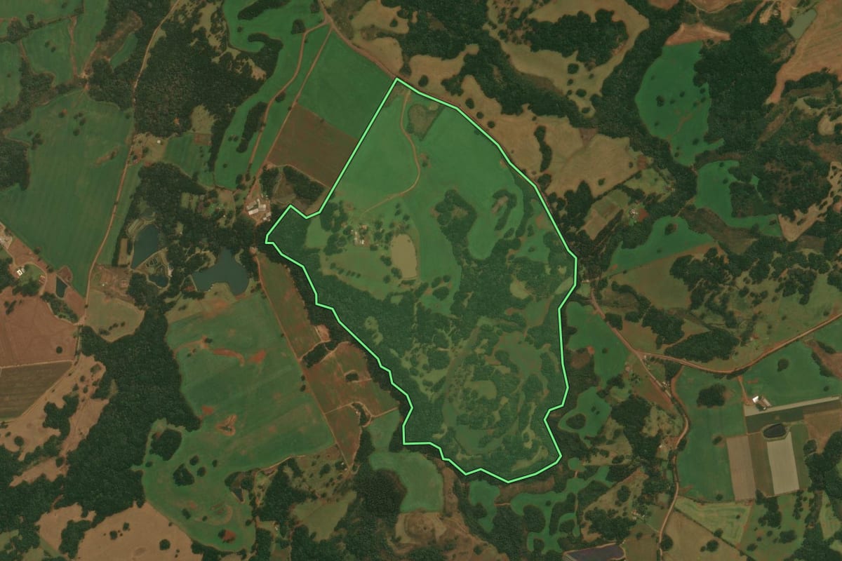 Imagem de satélite do imóvel rural em Vacaria (RS), com o contorno declarado no CAR desenhado por cima.