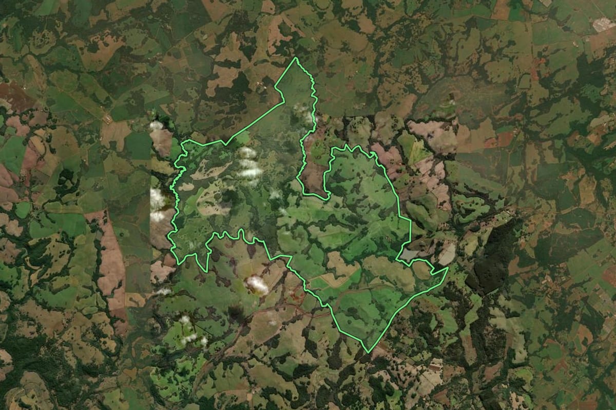 Imagem de satélite do imóvel rural em Vacaria (RS), com o contorno declarado no CAR desenhado por cima.