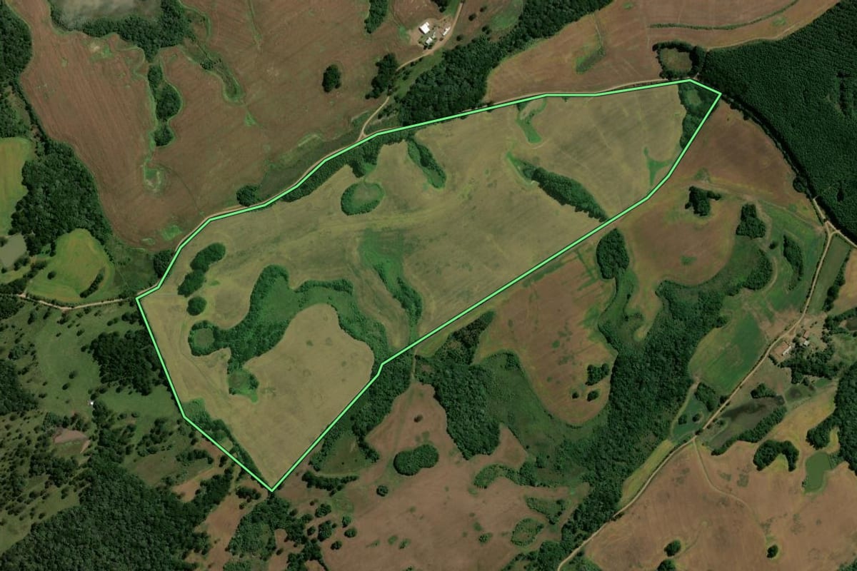 Imagem de satélite do imóvel rural em Vacaria (RS), com o contorno declarado no CAR desenhado por cima.