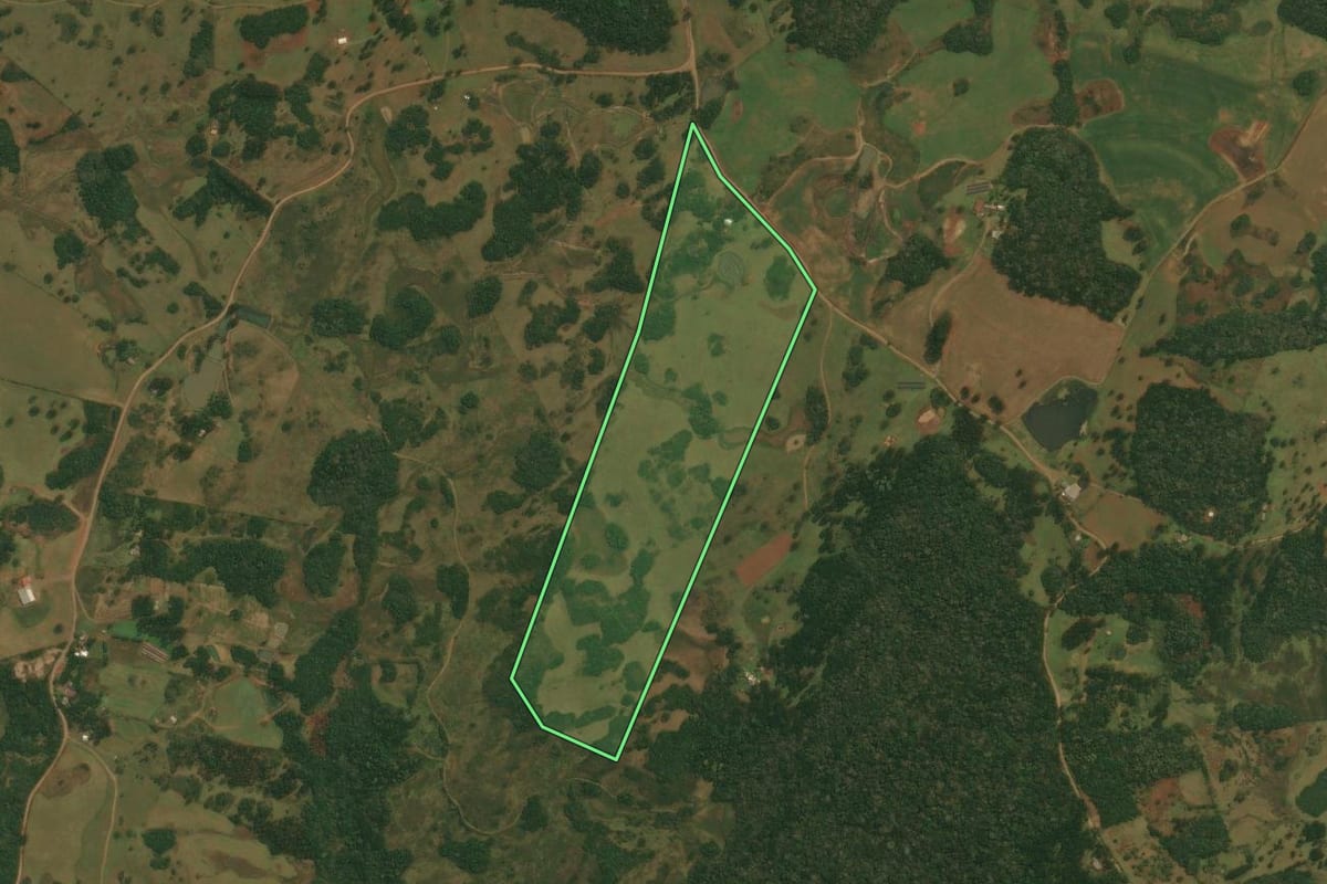 Imagem de satélite do imóvel rural em Vacaria (RS), com o contorno declarado no CAR desenhado por cima.