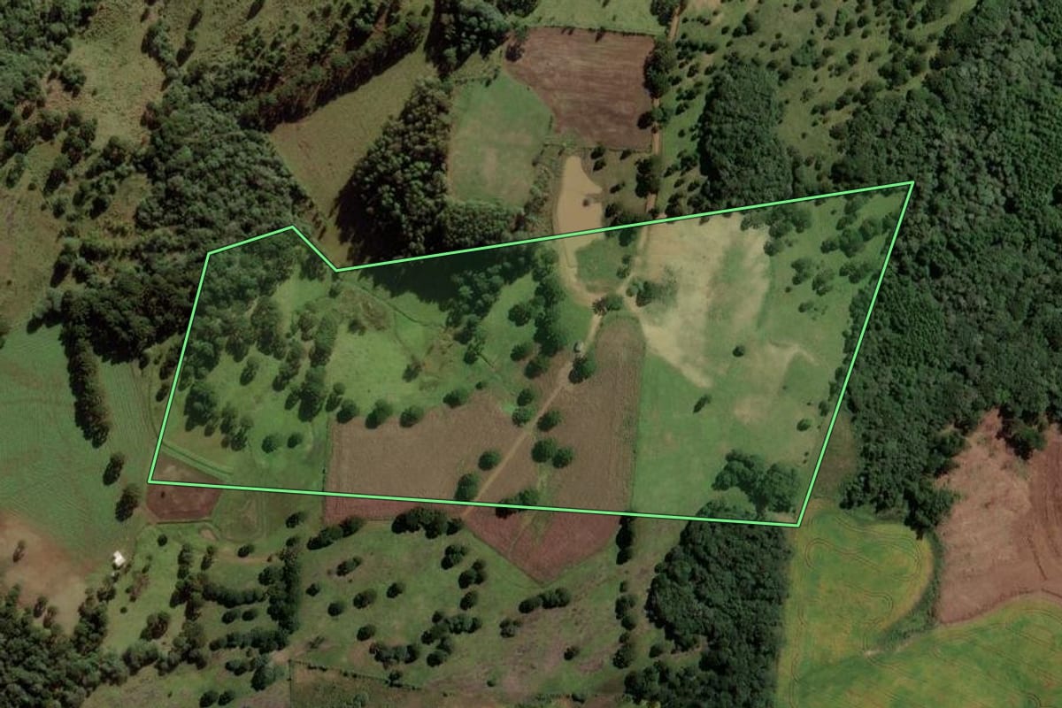Imagem de satélite do imóvel rural em Vacaria (RS), com o contorno declarado no CAR desenhado por cima.