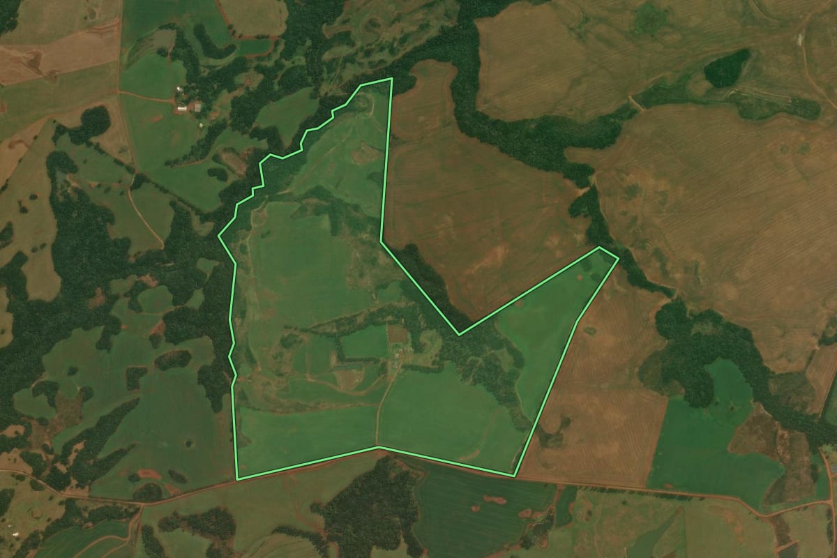 Imagem de satélite do imóvel rural em Vacaria (RS), com o contorno declarado no CAR desenhado por cima.