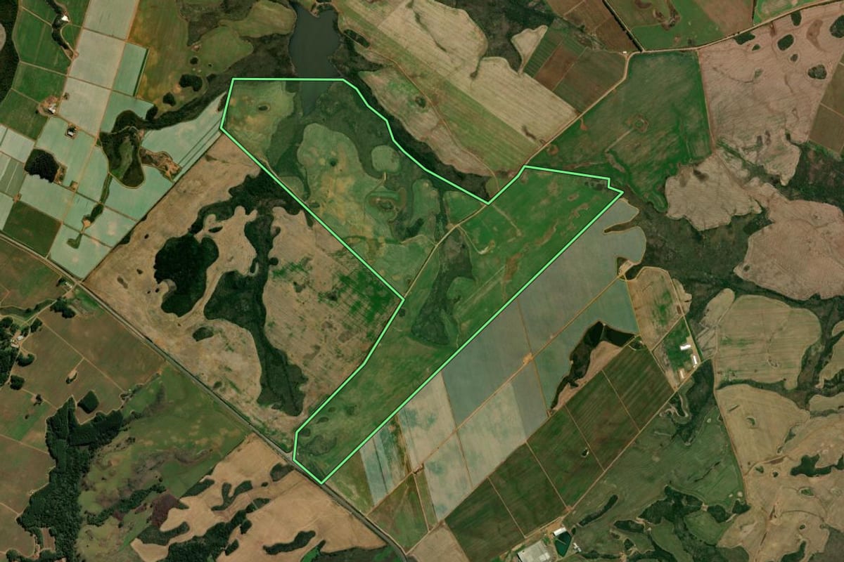 Imagem de satélite do imóvel rural em Vacaria (RS), com o contorno declarado no CAR desenhado por cima.