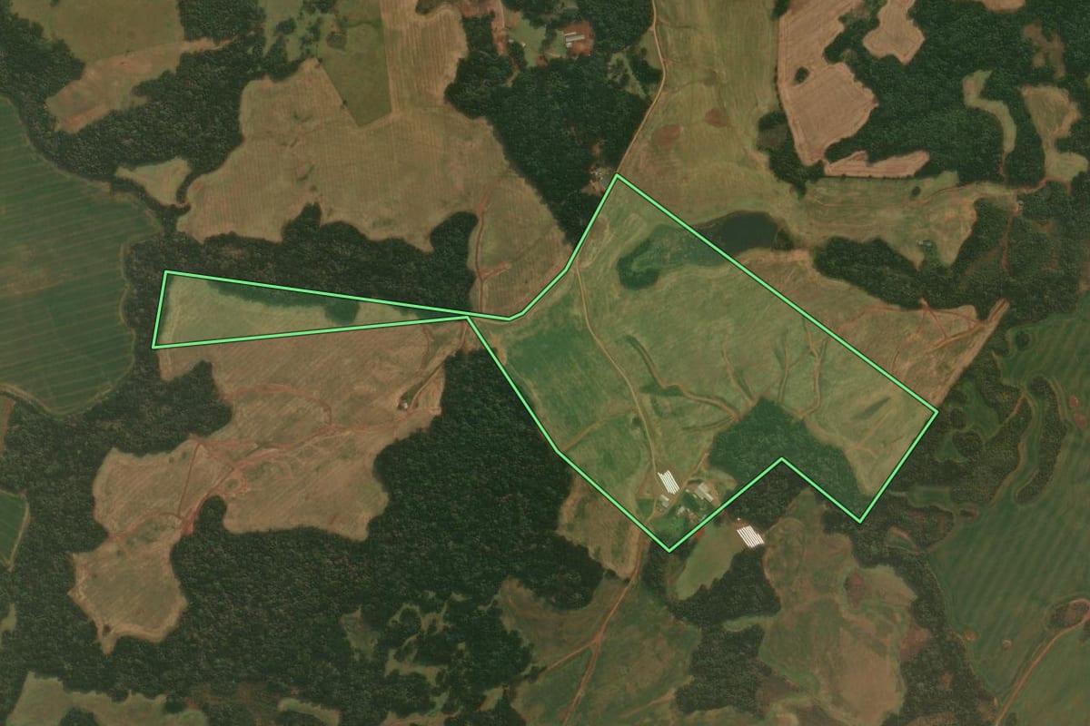 Imagem de satélite do imóvel rural em Vacaria (RS), com o contorno declarado no CAR desenhado por cima.