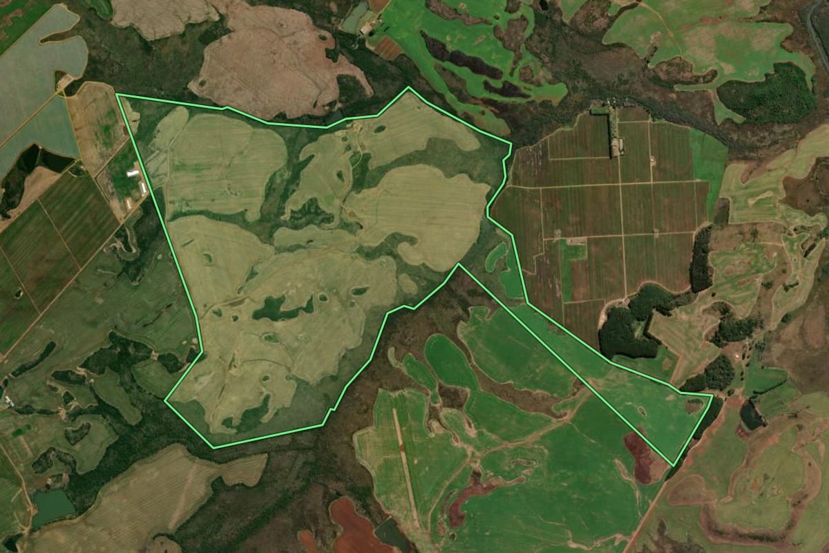 Imagem de satélite do imóvel rural em Vacaria (RS), com o contorno declarado no CAR desenhado por cima.