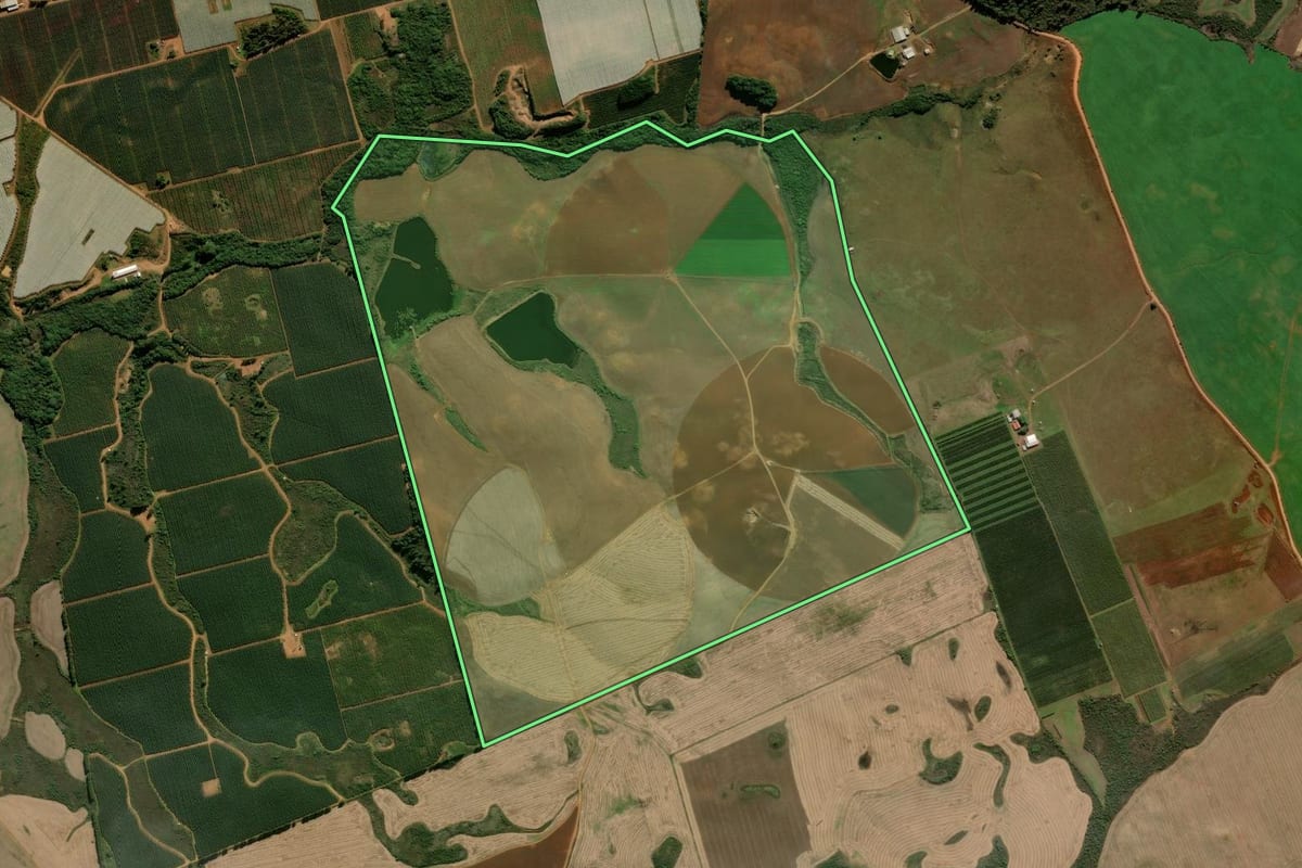 Imagem de satélite do imóvel rural em Vacaria (RS), com o contorno declarado no CAR desenhado por cima.