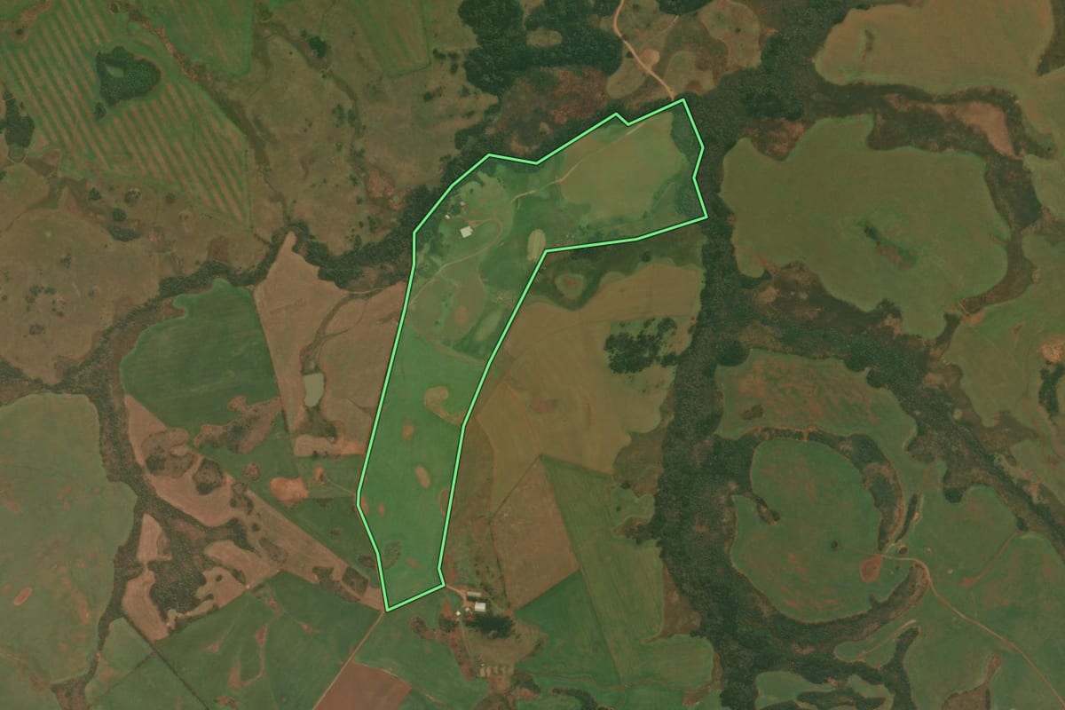 Imagem de satélite do imóvel rural em Vacaria (RS), com o contorno declarado no CAR desenhado por cima.