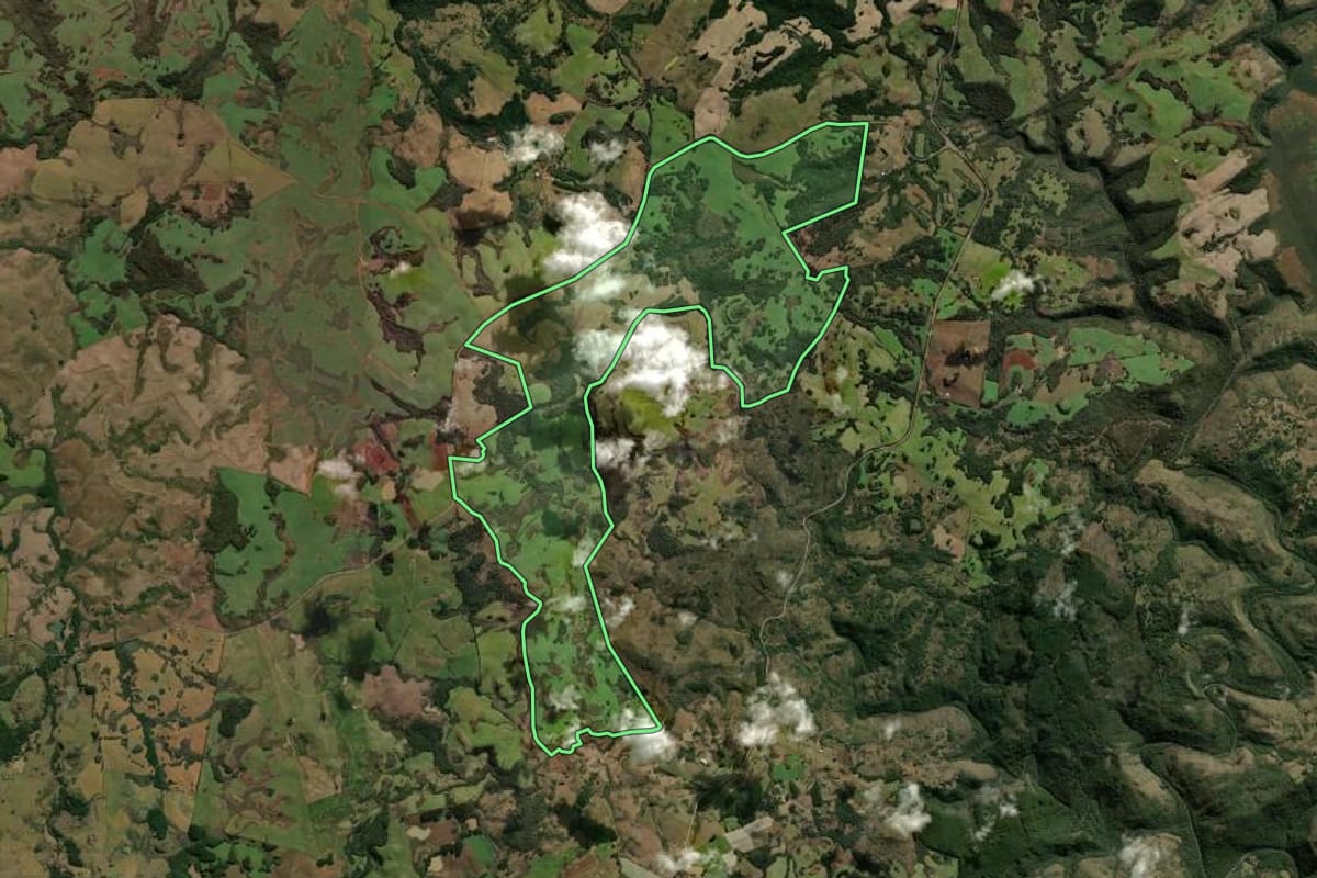 Imagem de satélite do imóvel rural em Vacaria (RS), com o contorno declarado no CAR desenhado por cima.