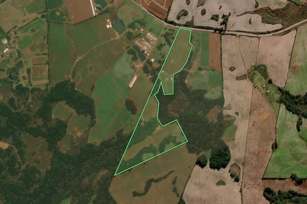 Imagem de satélite do imóvel rural em Vacaria (RS), com o contorno declarado no CAR desenhado por cima.