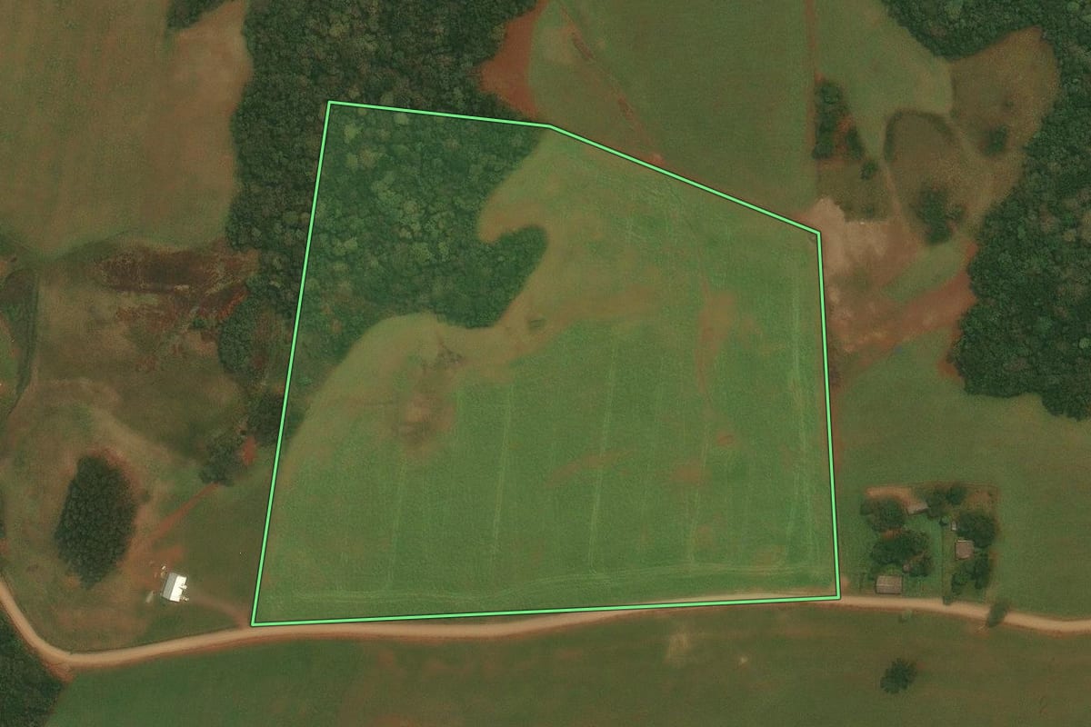 Imagem de satélite do imóvel rural em Vacaria (RS), com o contorno declarado no CAR desenhado por cima.