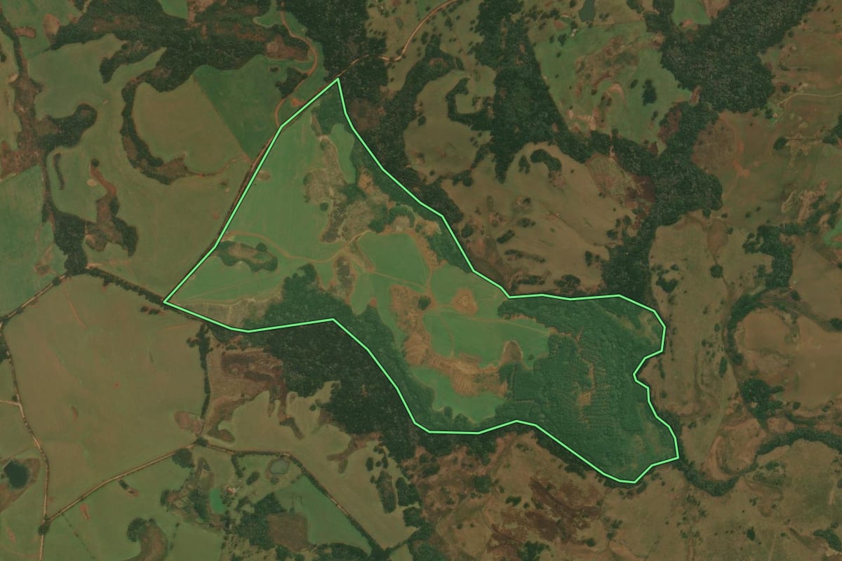 Imagem de satélite do imóvel rural em Vacaria (RS), com o contorno declarado no CAR desenhado por cima.