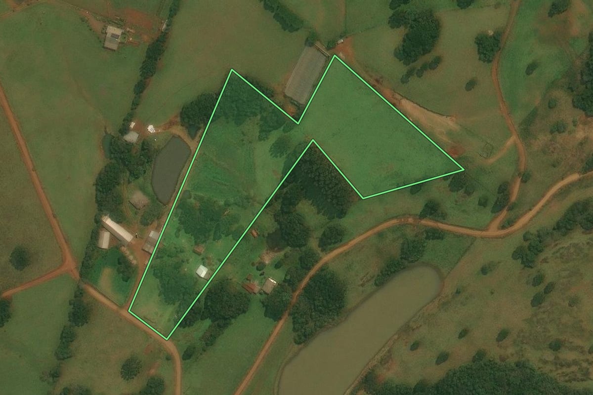 Imagem de satélite do imóvel rural em Vacaria (RS), com o contorno declarado no CAR desenhado por cima.