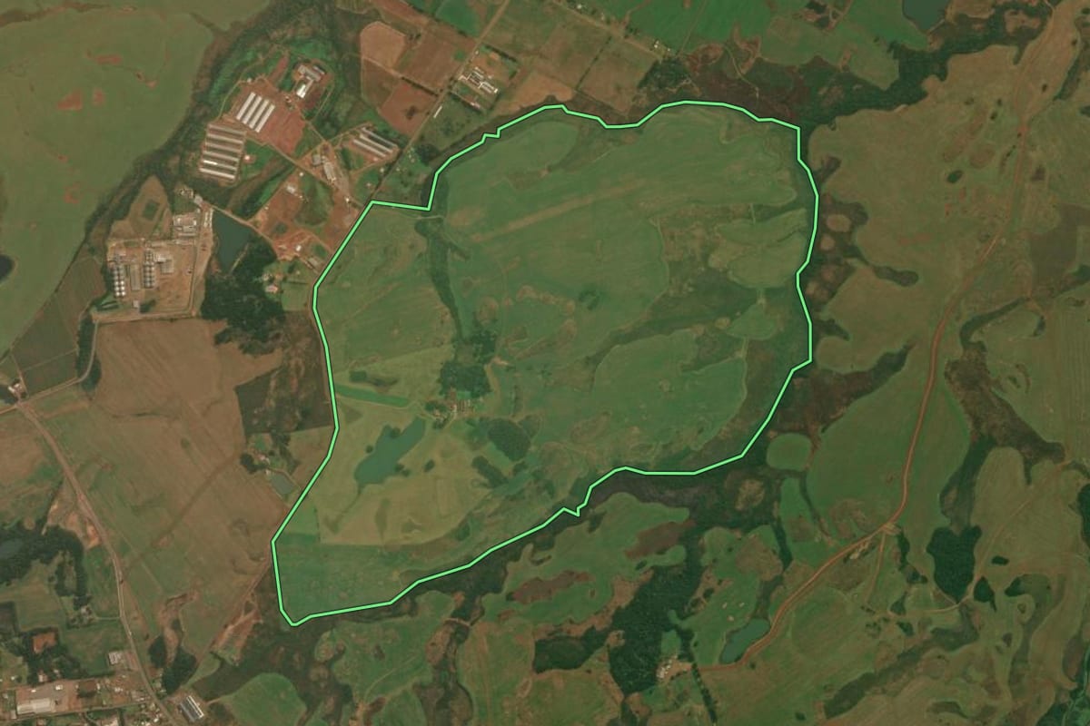 Imagem de satélite do imóvel rural em Vacaria (RS), com o contorno declarado no CAR desenhado por cima.