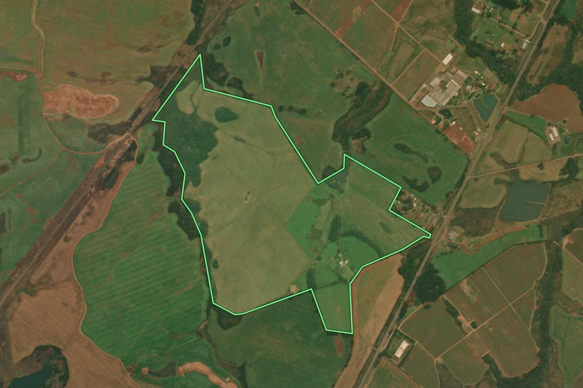 Imagem de satélite do imóvel rural em Vacaria (RS), com o contorno declarado no CAR desenhado por cima.